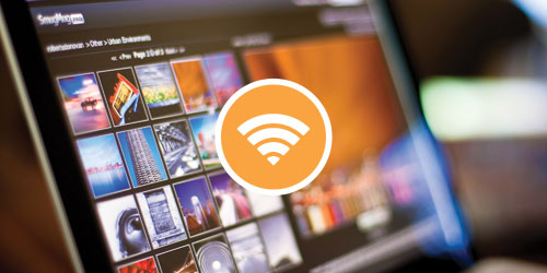 Ekran laptopa z ikoną sieci bezprzewodowych